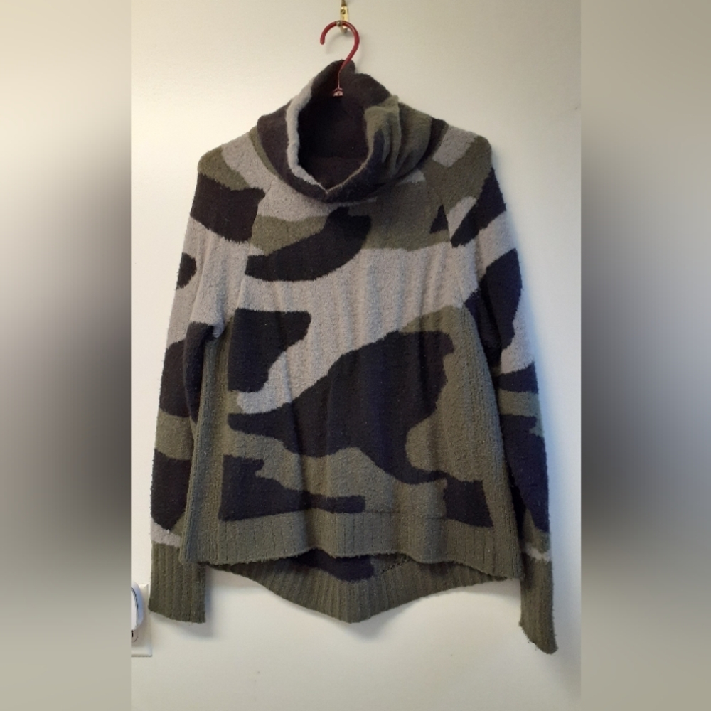 Very cozy camo-coloured sweater - size small